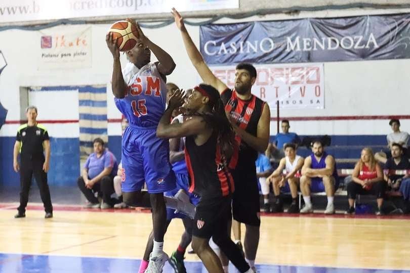 
    Telvin Gabriel de GSM busca el aro ante la marca de Brentine Taylor de ACSM. / Gentileza: Santiago Tagua.
   