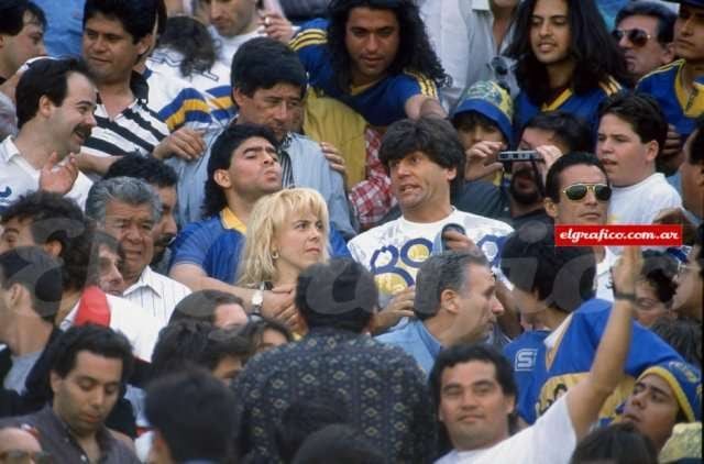 
    1992. Maradona, su padre, su ex esposa Claudia y el actor Carlín Calvo en la popular de La Bombonera.
   