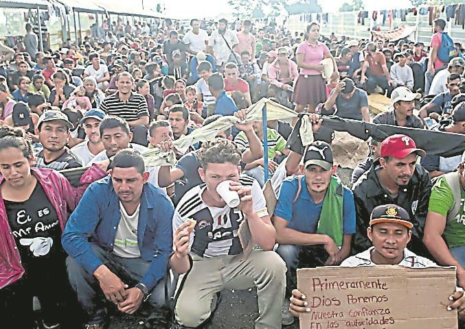      En el puente. A la espera de ser atendidos por Migraciones.    