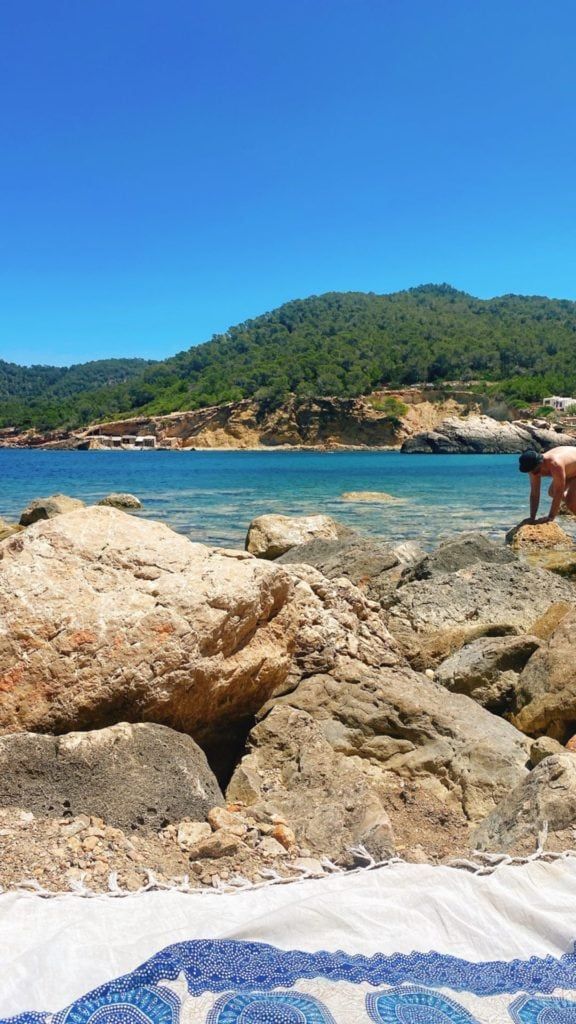 LA ARTISTA COMPARTIÓ FOTOS DE LAS PLAYAS DE IBIZA.