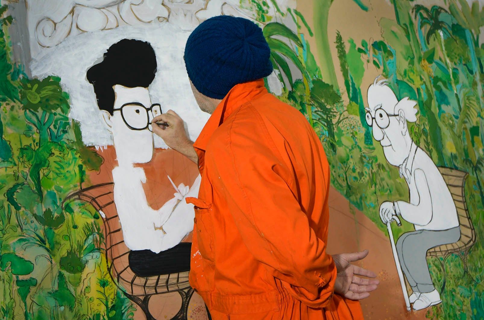 El artista Miguel Rep, en la construcción del mural ayer por la mañana. Foto: Orlando Pelichotti / Los Andes