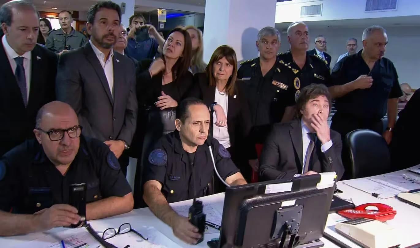 El presidente Javier Milei acompañado por la ministra de seguridad Patricia 
Bullrich monitorea el desarrollo de la protesta convocada hoy desde la sede de 
la policía Federal. Foto NA: imagen video