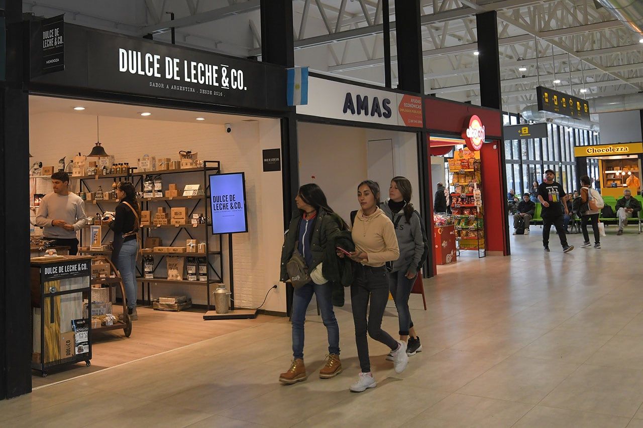 El ala este de la Terminal de ómnibus tiene un centro comercial además de las oficinas de venta de pasajes. Foto: Marcelo Rolland / Los Andes