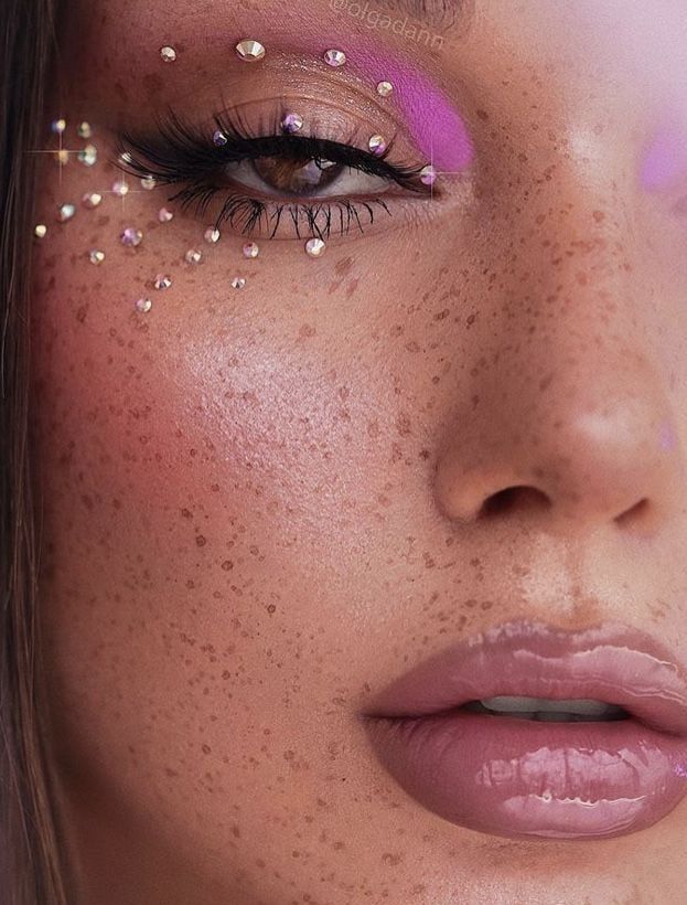 Los strass tornasolados son una excelente opción que reemplaza los originales plateados pero sin separarse tanto de ellos.