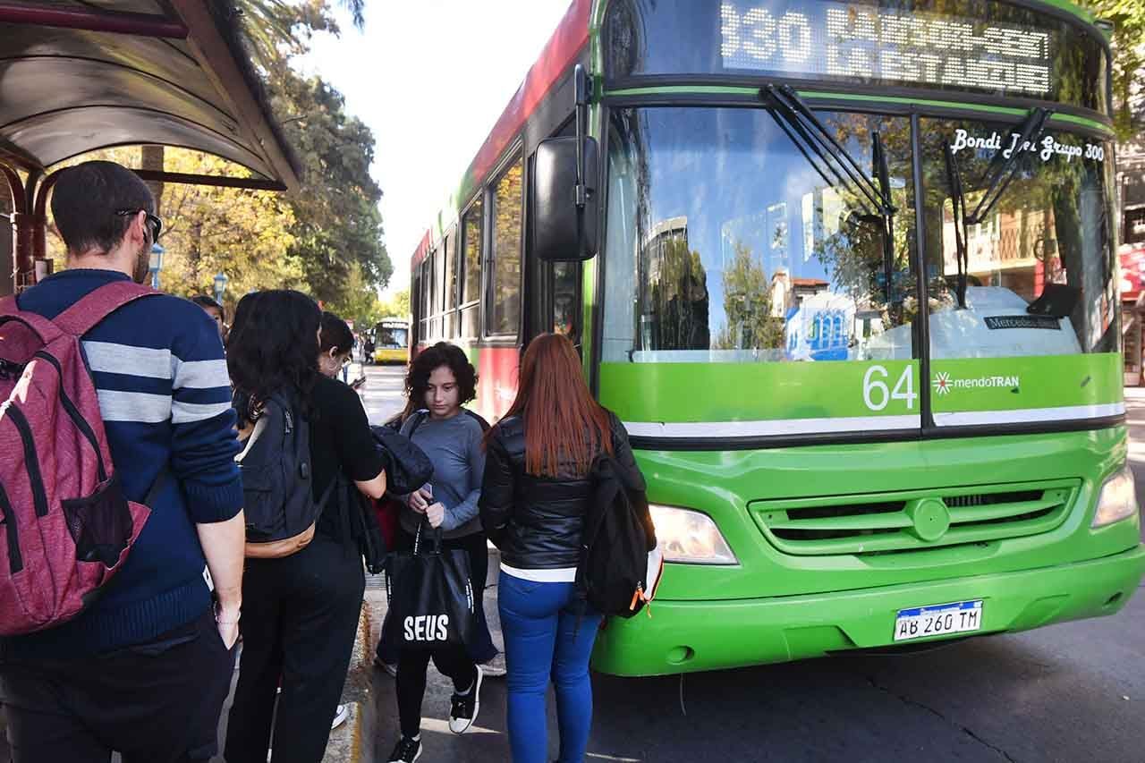 Algunos usuarios tuvieron complicaciones debido a la reducción de las frecuencias en los colectivos por el paro nacional.
Foto: José Gutierrez / Los Andes 