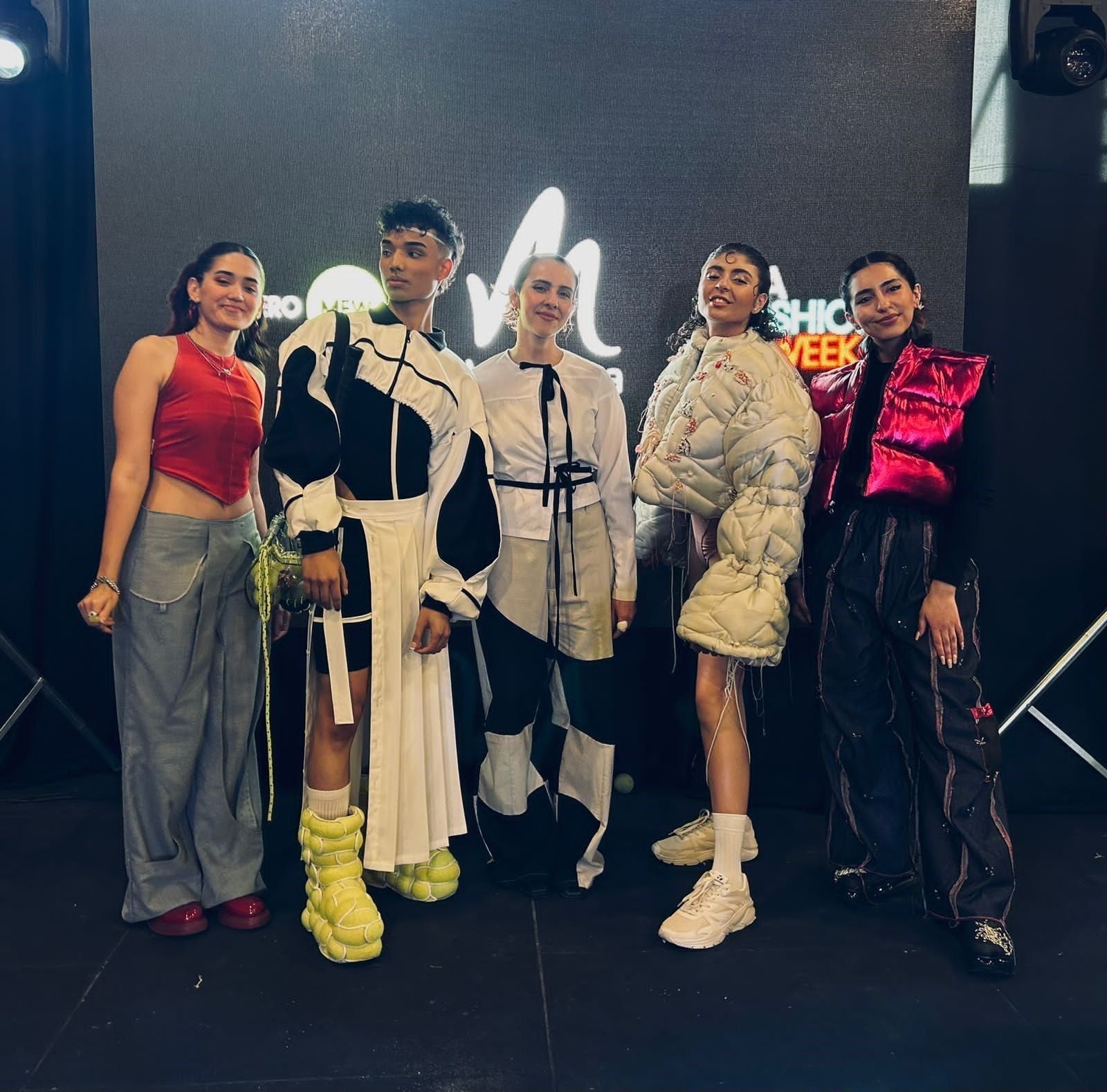 De los 40 inscriptos, solo 6 lograron llegar a la final y recibieron fondos del Shopping para poder llevar a cabo los elaborados y minuciosos diseños que se vieron en el desfile. 
Fotos por: María Eugenia Paolantonio