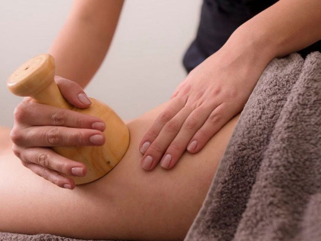 La maderoterapia tiene efectos reafirmantes y tonificantes. Además, activa la circulación sanguínea y linfática del rostro por lo que ayuda a mejorar el aspecto de la piel.