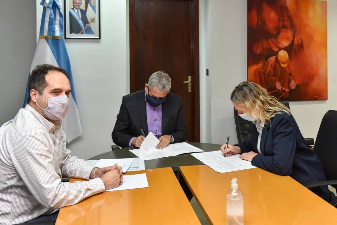 La titular del IPV, Ivana Buvinic, se reunió en Buenos Aires con el ministro de Desarrollo Territorial y Hábitat de la Nación, Jorge Ferraresi. Del encuentro también participó el secretario de Hábitat, Santiago Maggiotti.