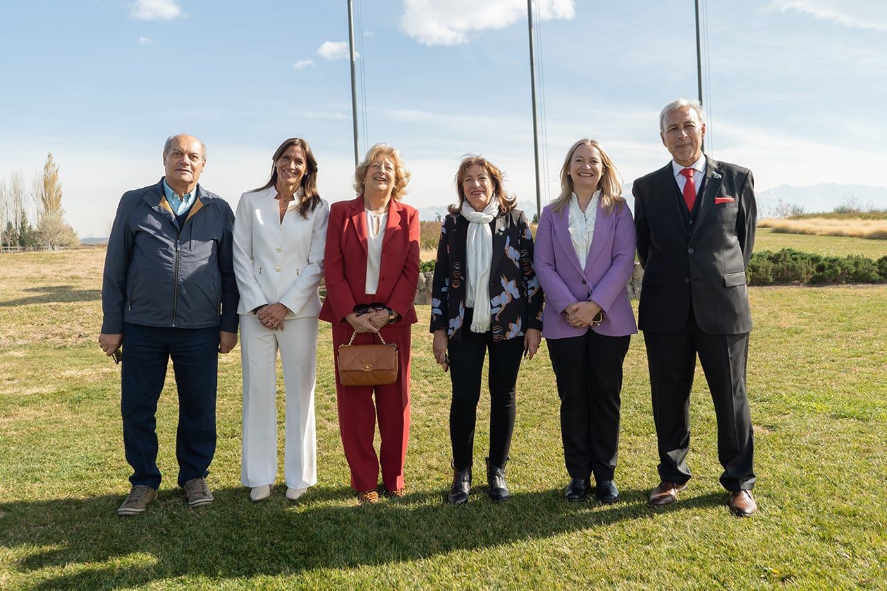 El matrimonio David junto a la vicegobernadora Hebe Casado, el rector de la UMaza Daniel Miranda, la rectora de la UNCuyo Esther Sánchez y Laura Horta, responsable del Programa de Desarrollo Institucional.