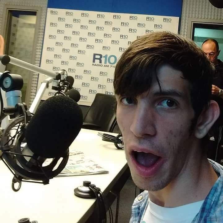 El joven quedó mudo y con un sistema puede hablar. Tiene un programa de radio. Está de visita en Mendoza.