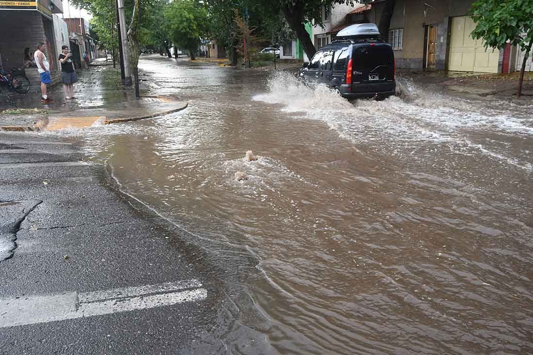 Fuerte lluvia con granizo en la ciudad de Mendoza, Luján, Maipú y Godoy CruzFoto: José Gutierrez / Los Andes