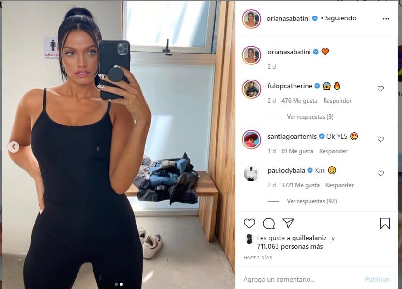 La cantante posó frente al espejo