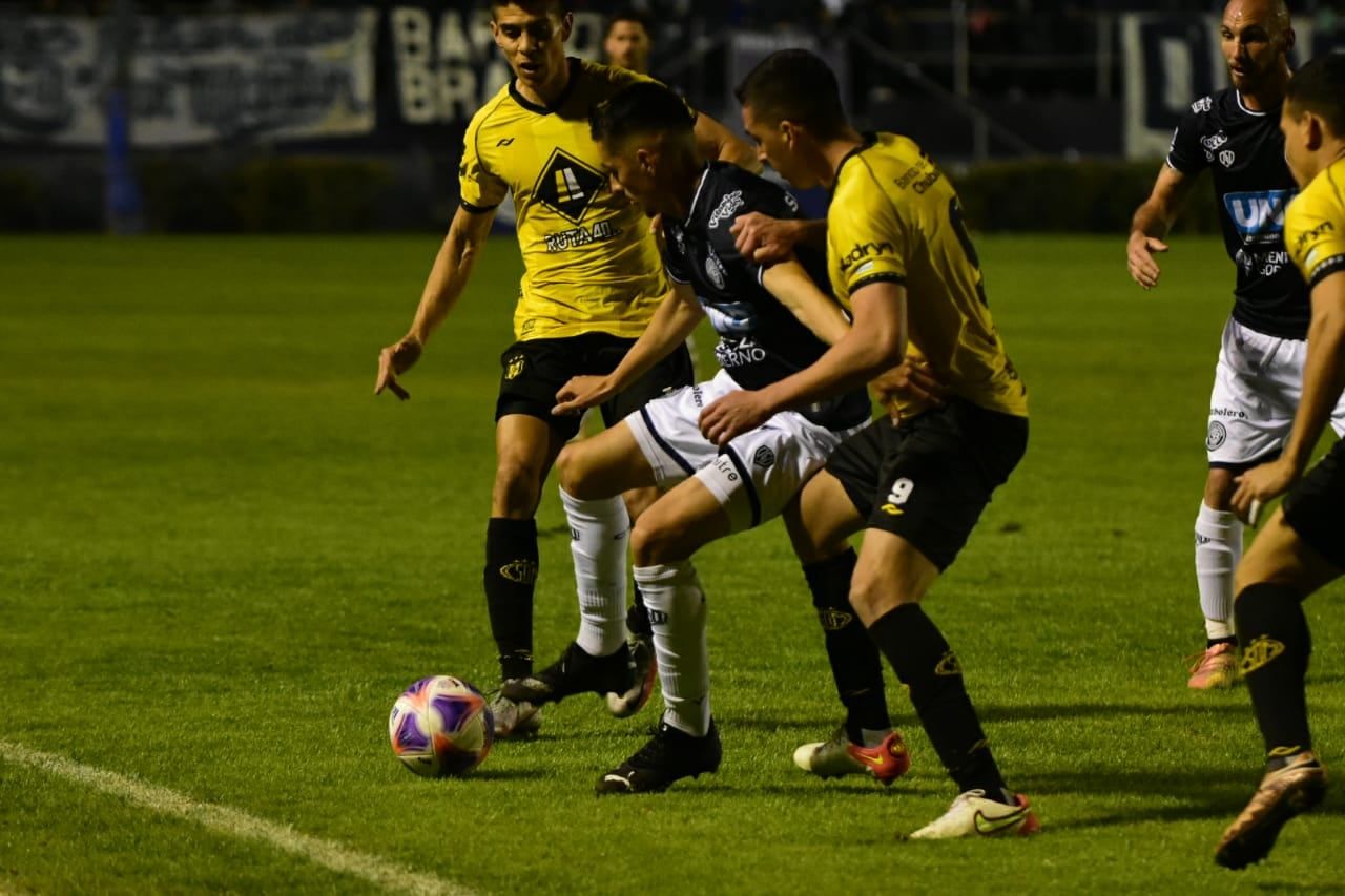 Independiente Rivadavia goleó a Deportivo Madryn por la fecha 33 de la Primera Nacional / Mariana Villa.