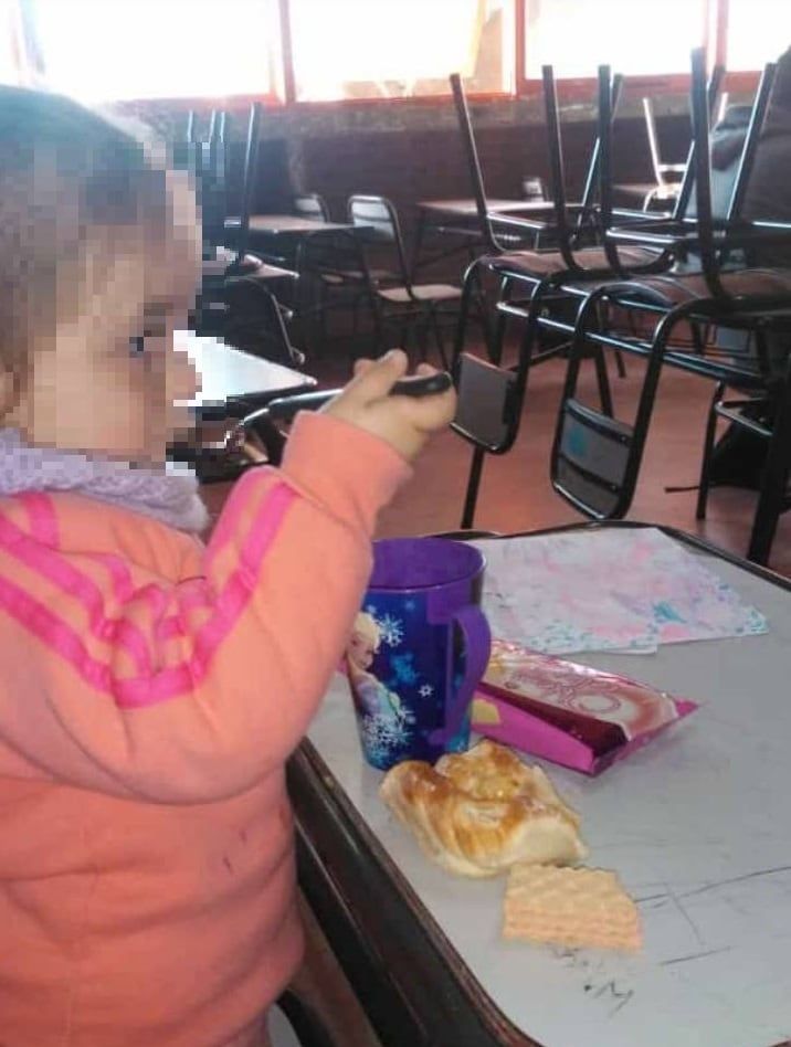 La foto que subió una compañera de la nena en la escuela desayunando.