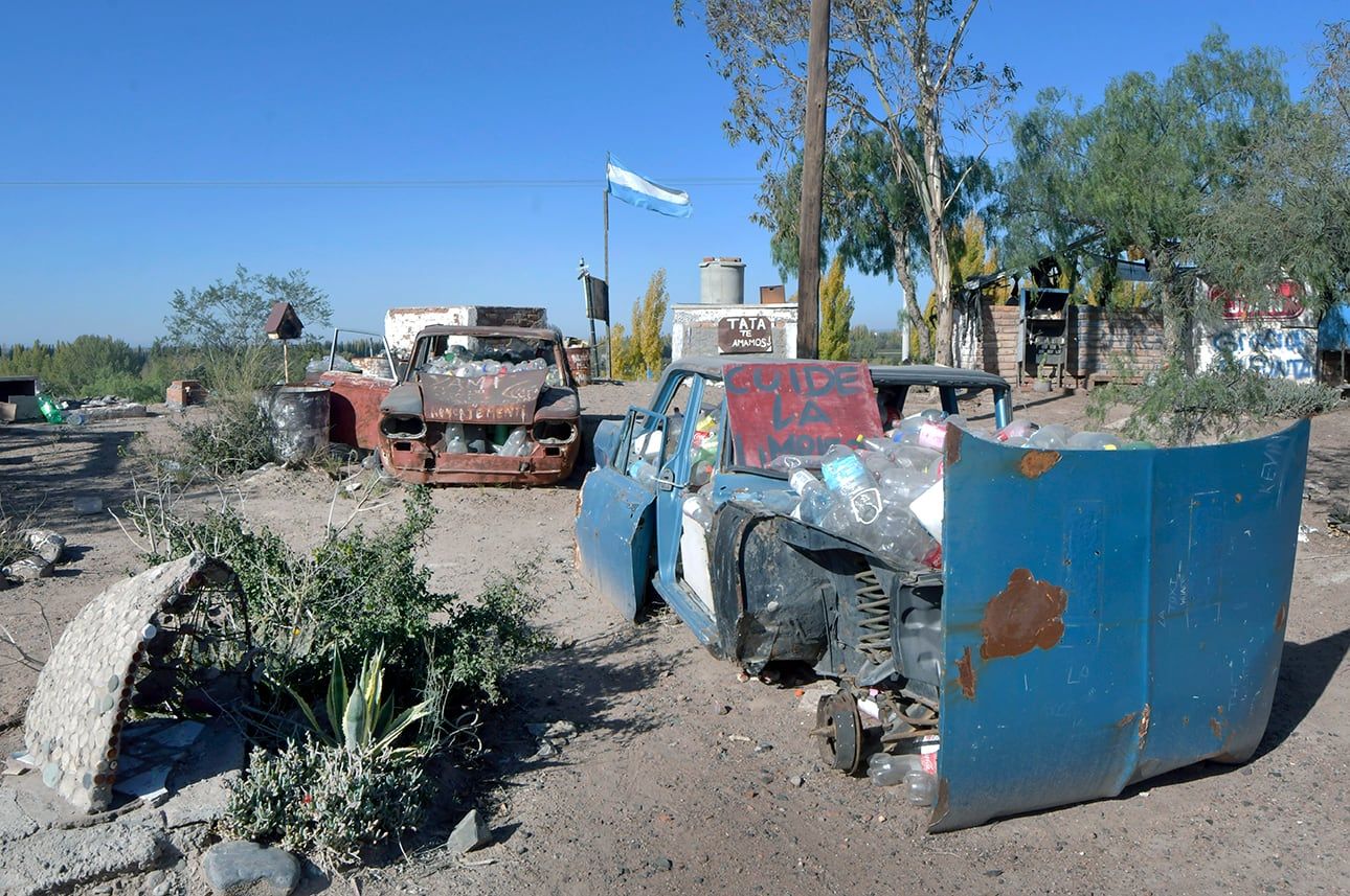 Altar de la Difunta Correa en ruta 82, Luján de Cuyo. Foto: Orlando Pelichotti 