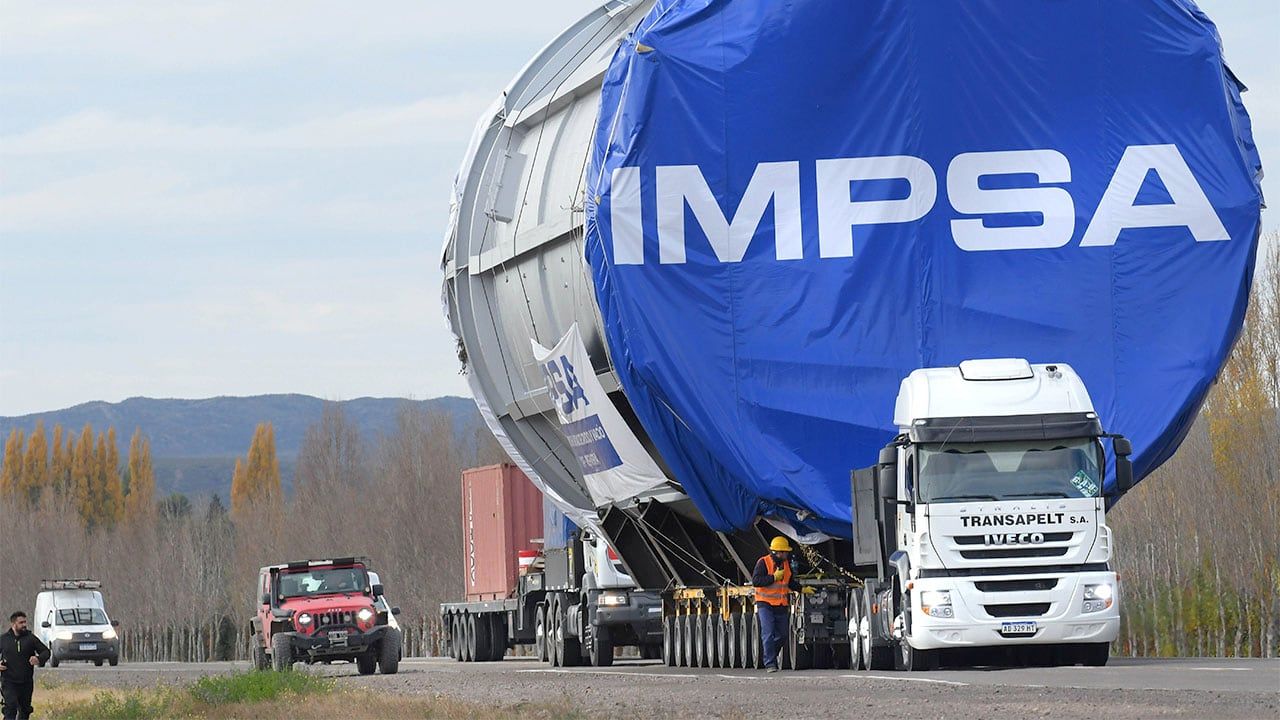 Traslado de una pieza de horno que ha sido construida por la empresa mendocina IMPSA. Foto: Los Andes