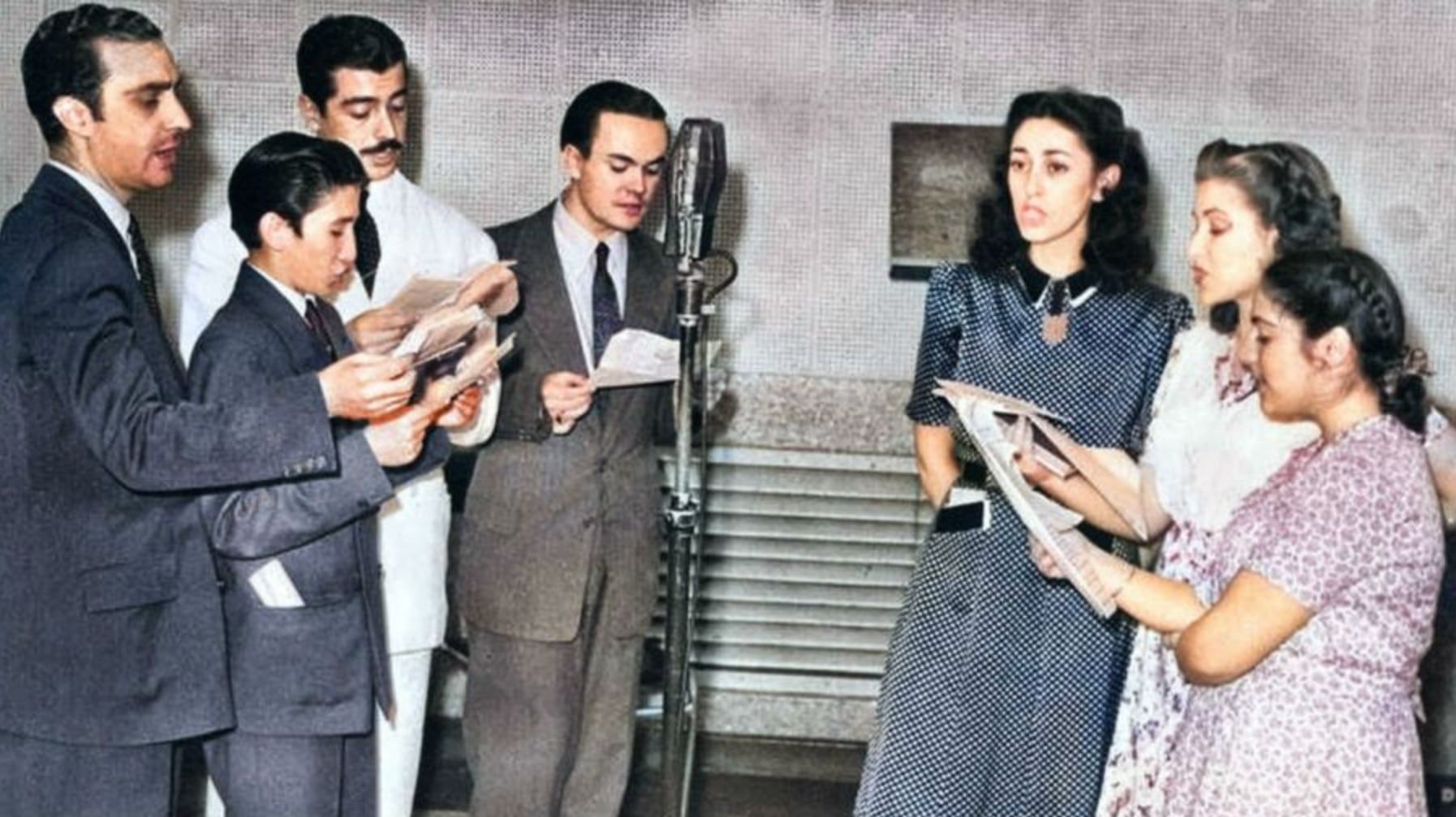 En una de las tantas grabaciones para radionovelas.