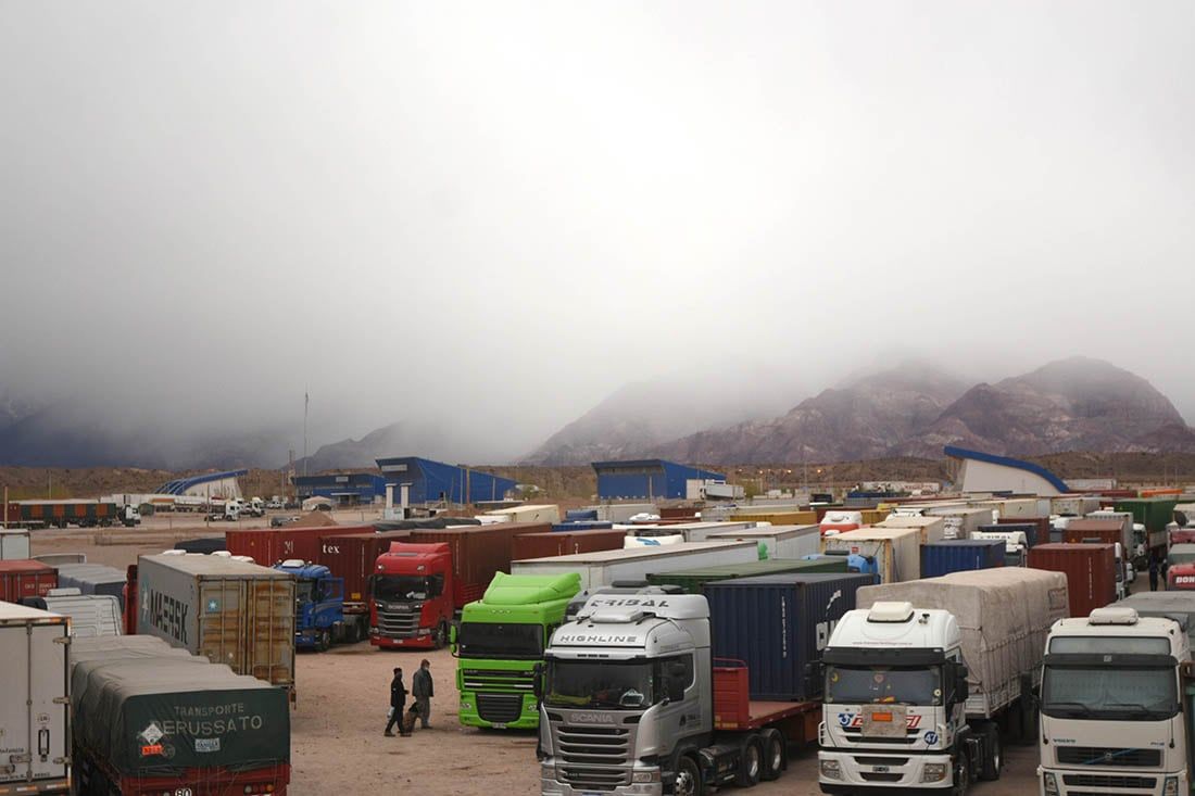 Camioneros varados en Uspallata. Foto Archivo: Marcelo Rolland / Los Andes
