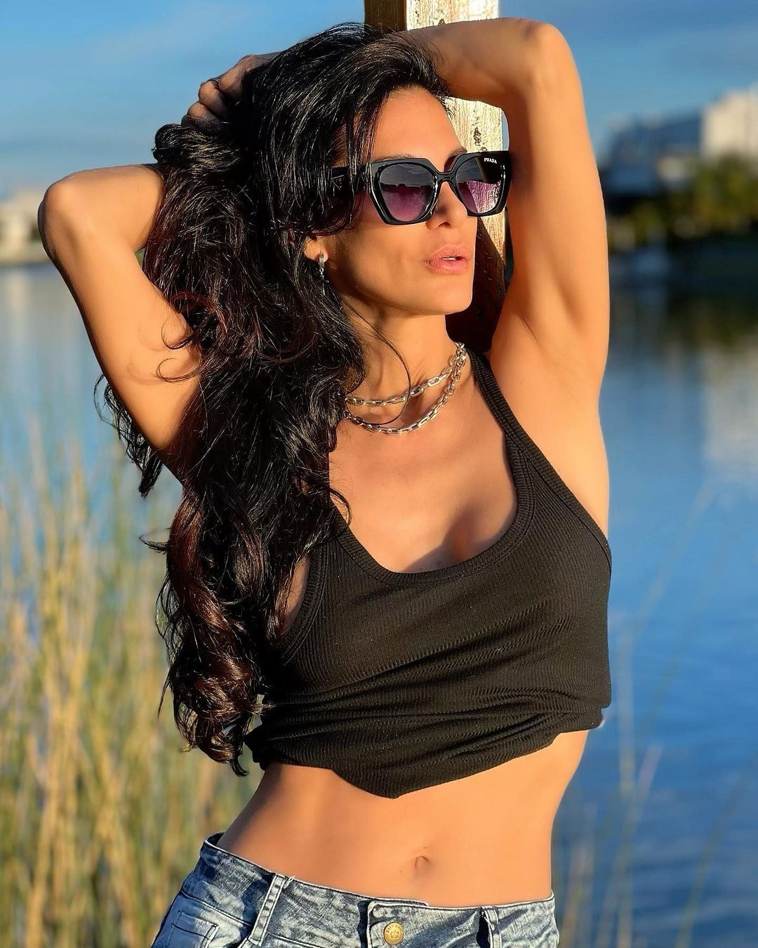 Silvina Escudero aprovechó la “golden hour” y posó de forma sensual con su remera levantada.
