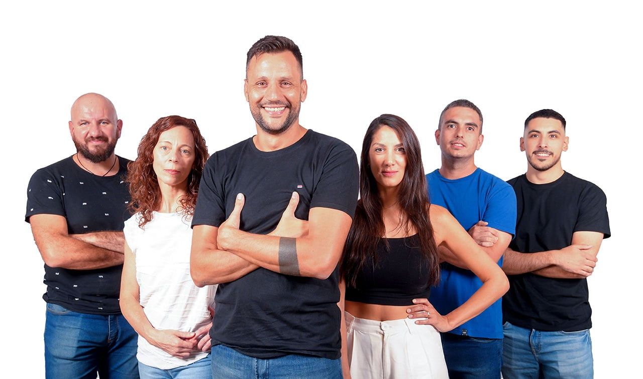 Periodistas que forman parte del programa de streaming Más Vivo Que Nunca MVQN. (De izq a der) Ignacio de La Rosa, Alejandra Vargas, Pablo Philippens, Emilce Campigoto, Rodrigo Cuello y Nicolas Nicolli. Foto: Marcelo Rolland / Los Andes