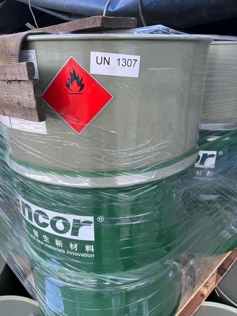 El diluyente secuestrado por Gendarmería en 10 tambores.