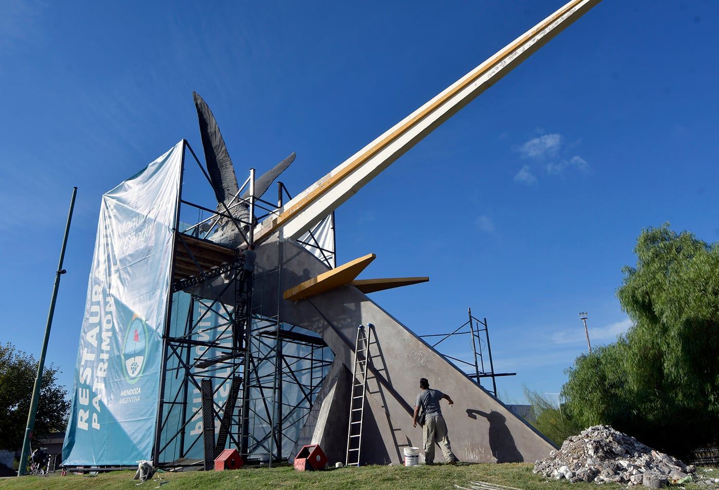 Monumento al Cóndor. Continúan los trabajos de restauración en el monumento ubicado en el Acceso Sur y Acceso Este de GuaymallénFoto: Orlando Pelichotti