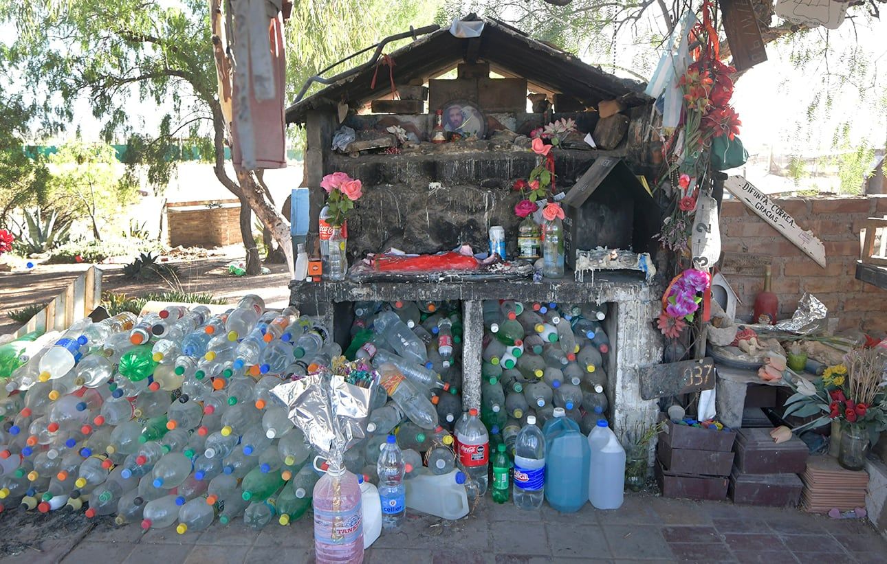 Altar de la Difunta Correa en ruta 82, Luján de Cuyo. Foto: Orlando Pelichotti 