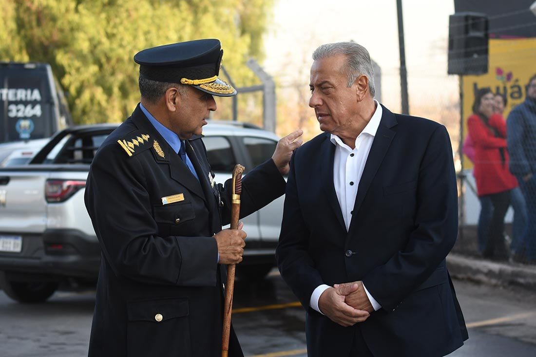 En el departamento de Lujan de Cuyo se inauguró la comisaria 11. Marcelo Calipo, Jefe de la Policia de Mendoza junto al Ministro de Seguridad Raul Levrino. Foto: José Gutierrez / Los Andes  