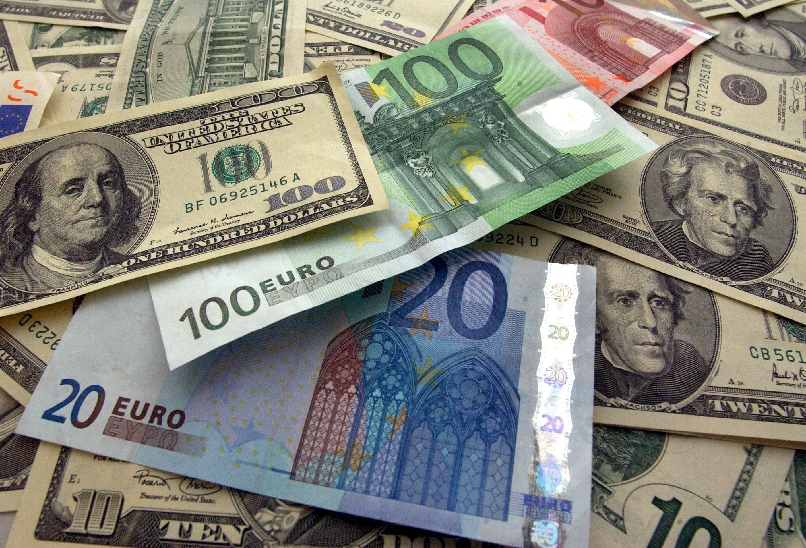 La mayor emisión para que norteamericanos y europeos contaran con dinero suficiente para afrontar sus gastos, produjo devaluación de ambas monedas.