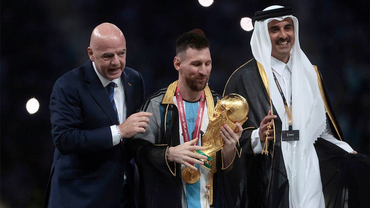 GR7042. LUSAIL (CATAR), 18/12/2022.- Lionel Messi (c) de Argentina posa con el trofeo de la Copa del Mundo junto a el presidente de la FIFA Giovanni Vincenzo (i) y el Emir del Estado de Catar hoy, en la final del Mundial de Fútbol Qatar 2022 entre Argentina y Francia en el estadio de Lusail (Catar). EFE/ Juan Ignacio Roncoroni