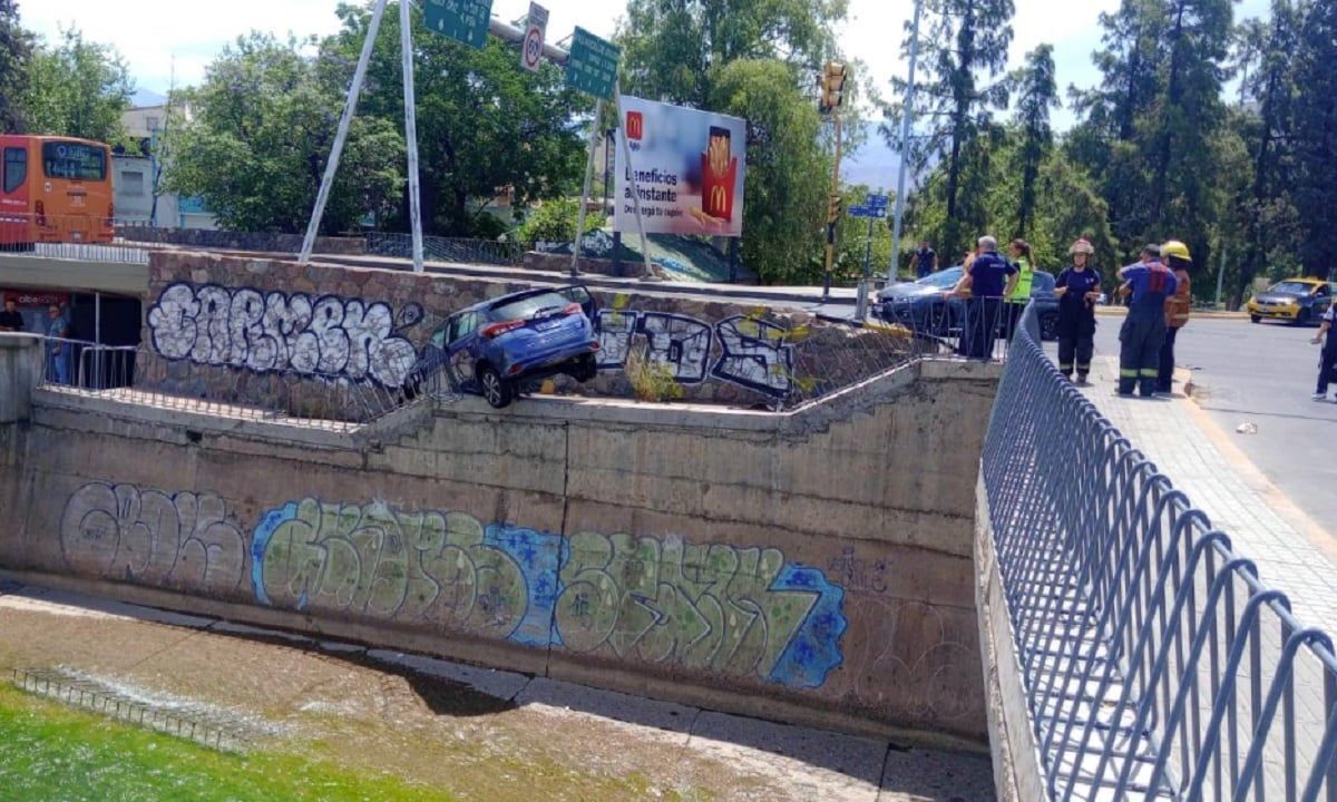 Choque en la Costanera: un auto terminó en el borde del canal Cacique Guaymallén (Prensa Ministerio de Seguridad y Justicia)