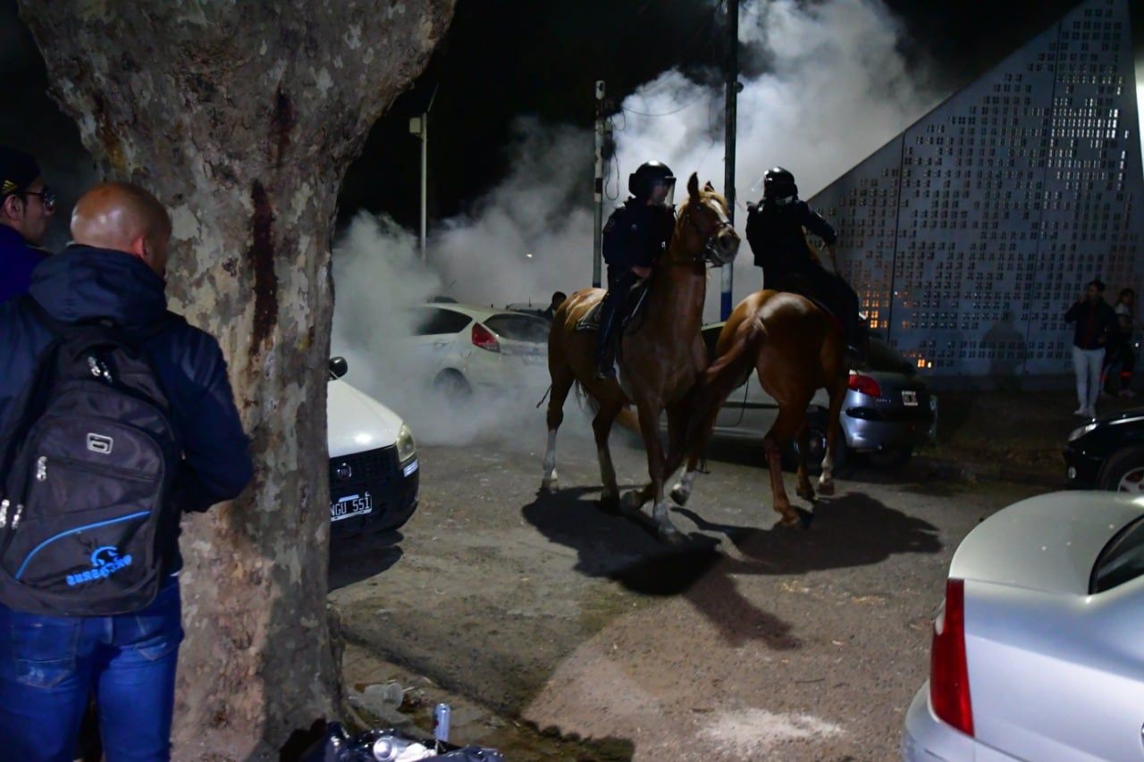 Imágenes de los incidentes en la cancha de Gimnasia en el partido con Boca por la Liga Profesional. (Gentileza Clarín)