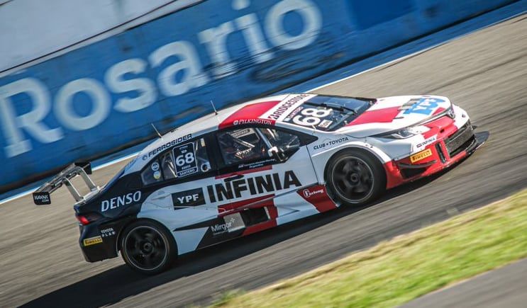 El piloto del Toyota Gazoo Racing se impuso en la carrera del sábado en el Autódromo Juan Manuel Fangio.