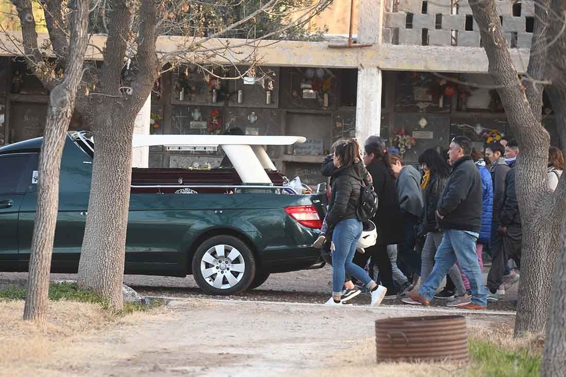 En el cementerio de Buen Orden del departamento de San Martín se realizó el sepelio de Agostina Trigo,  la joven que encontraron sin vida en un galpón en la zona rural de ese departamento. Foto: José Gutierrez/ Los Andes