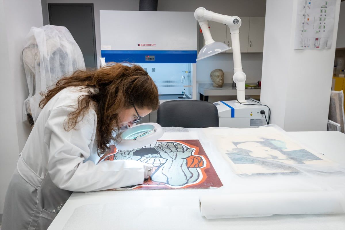 MMAMM Museo Municipal de Arte Moderno Mendoza cumple 65 años. Desde su remodelación cuenta con un laboratorio de restauración, una sala de conservación para la colección de esculturas y cuadros y también cuenta con la biblioteca Ricardo Tudela.  Cristina Sonego, restauradora del museo  Foto: Ignacio Blanco  / Los Andes.