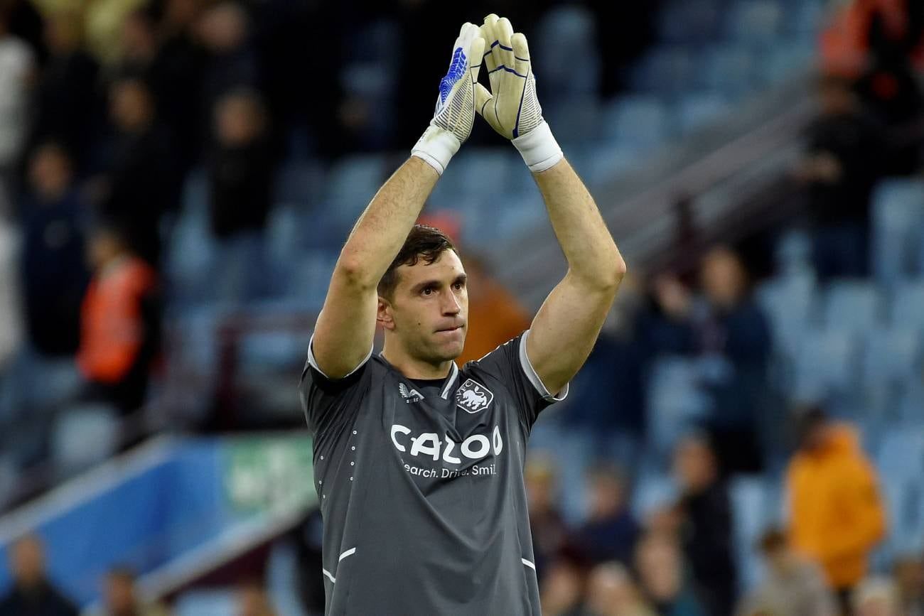 Dibu Martínez podría reaparecer este domingo en la Premier League