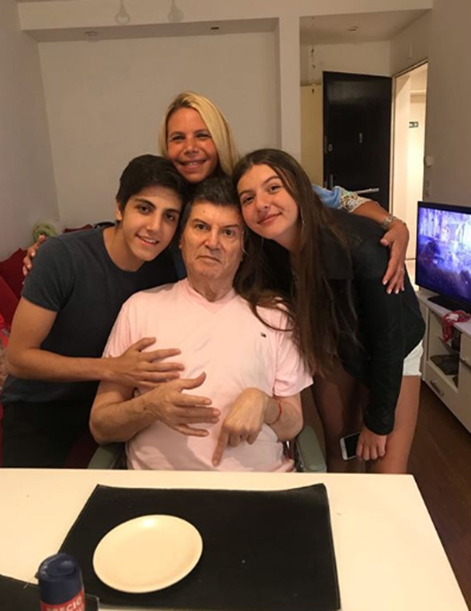 Carlín junto a su familia.