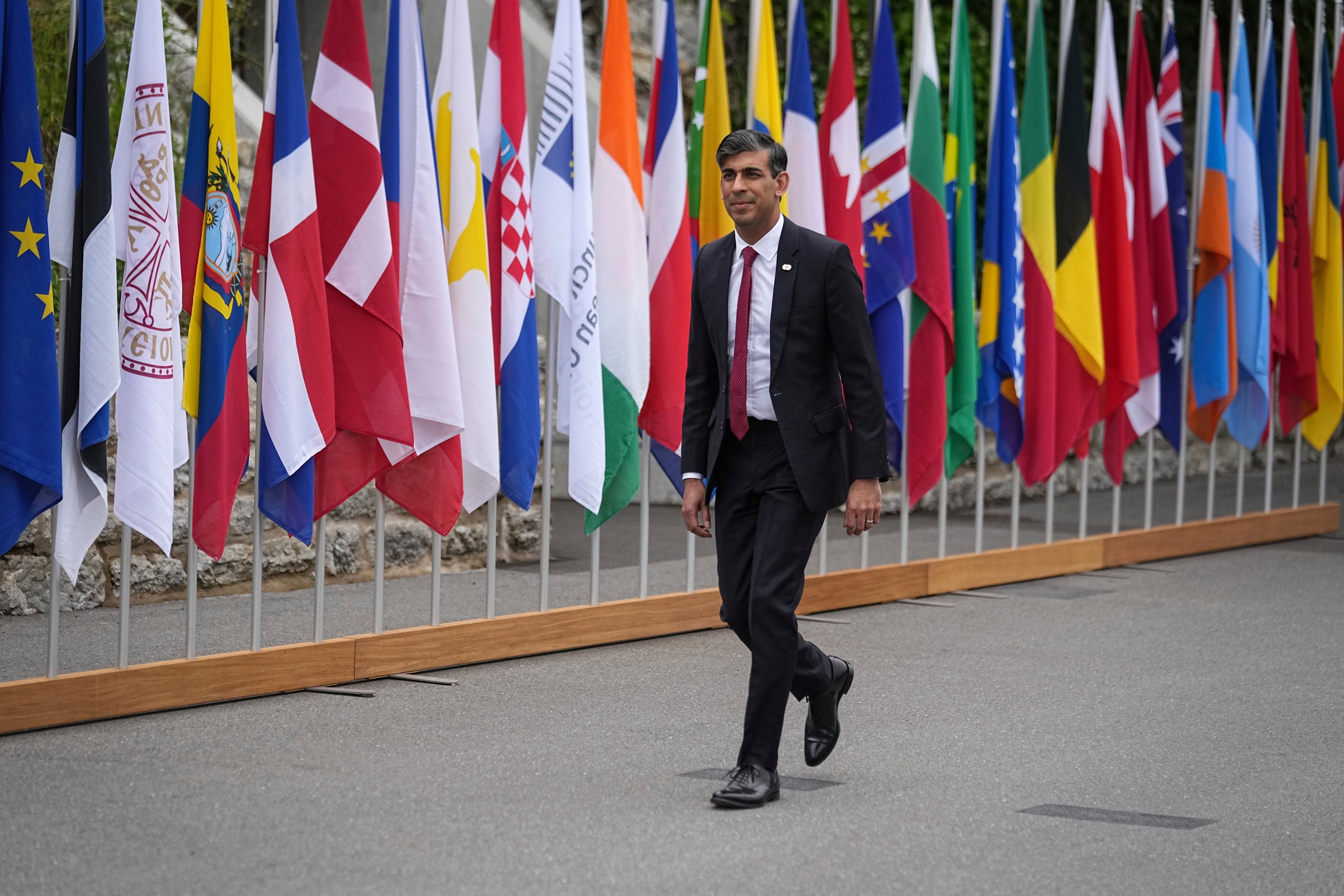 El primer ministro del Reino Unido, Rishi Sunak, llega a una cumbre por la paz en Ucrania, en Obbürgen, Suiza, el sábado 15 de junio de 2024. (AP Foto/Laurent Cipriani)