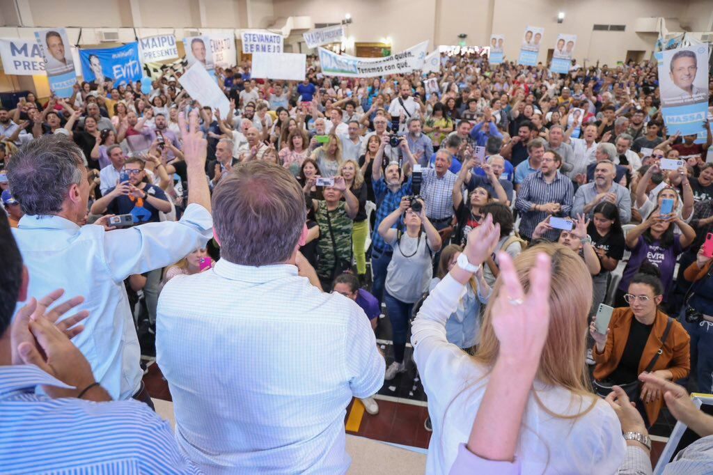 Gabriel Katopodis, ministro de Obras Públicas de la Nación, protagonizó un acto en Godoy Cruz junto a intendentes, legisladores, funcionarios y militantes.