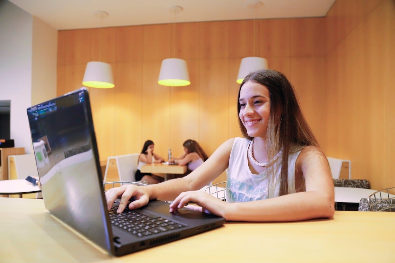 Telecom invita a niñas y adolescentes a iniciarse en el mundo de la tecnología con una nueva edición del programa de capacitación Chicas digit@lers. Foto: Telecom