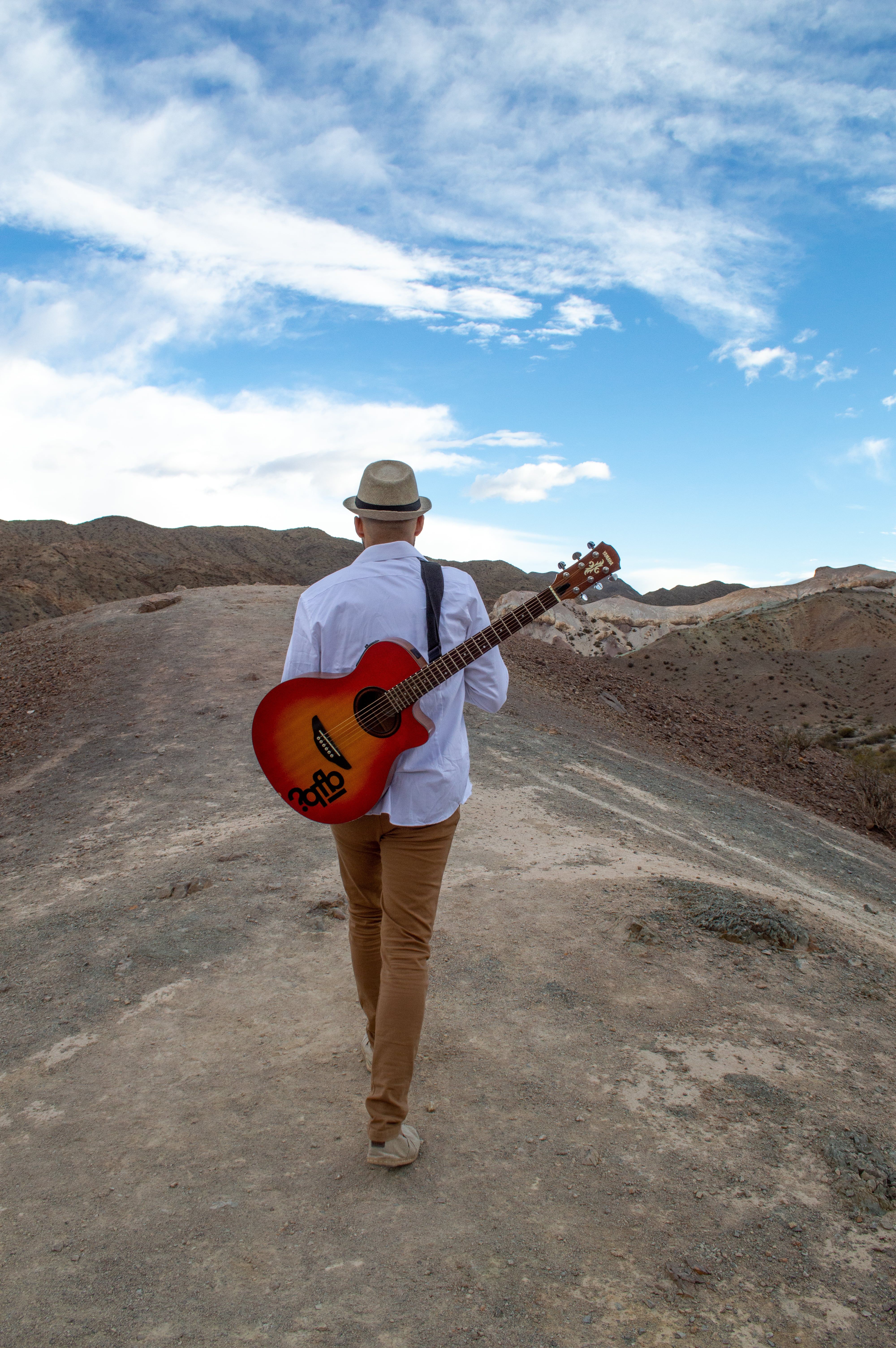 Rock, románticos, reggae y raíz, son los cuatro géneros que enumeran sus múltiples facetas musicales.