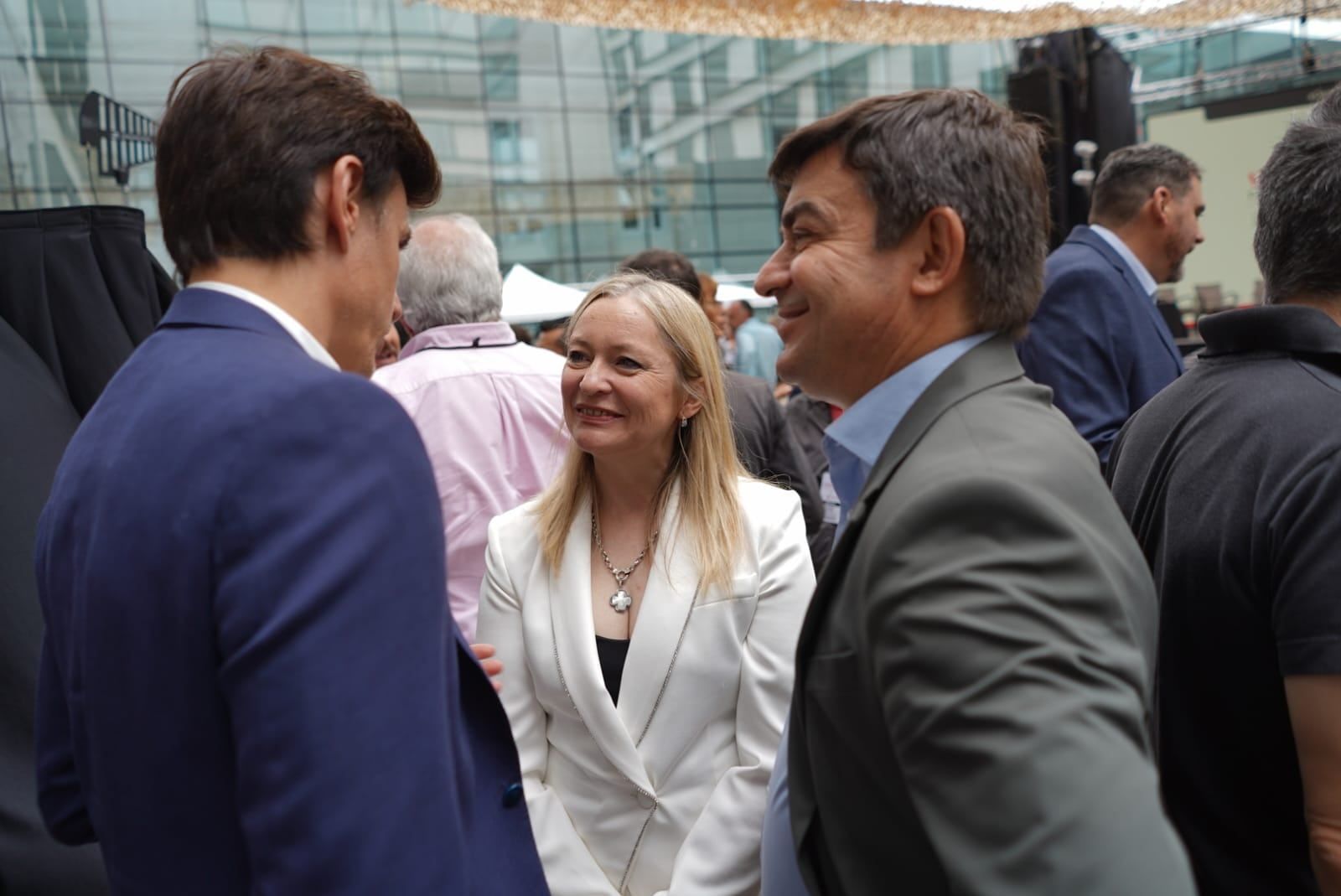 La vicegobernadora Hebe Casado junto a Omar De Marchi y Roberto García Moritán en el desayuno de la COVIAR.
