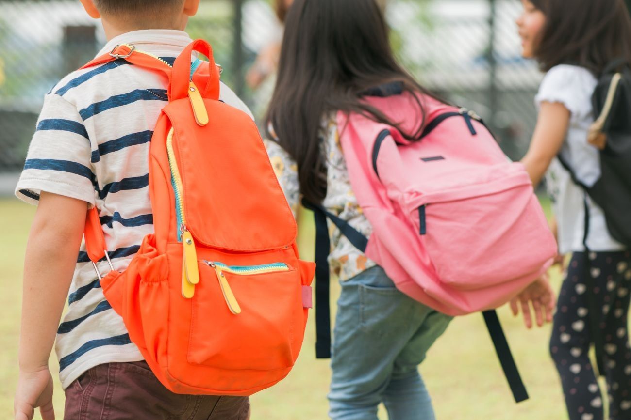 Más familias buscan arreglar mochilas viejas para enviar a sus hijos al colegio ante los altos costos