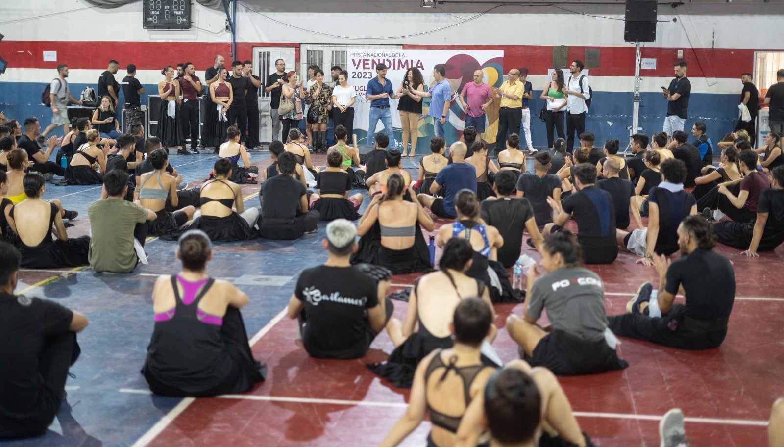 Las autoridades ligadas a la Fiesta Nacional de la Vendimia abrieron el primer día de ensayo con palabras dirigidas a los artistas. Foto: Gentileza