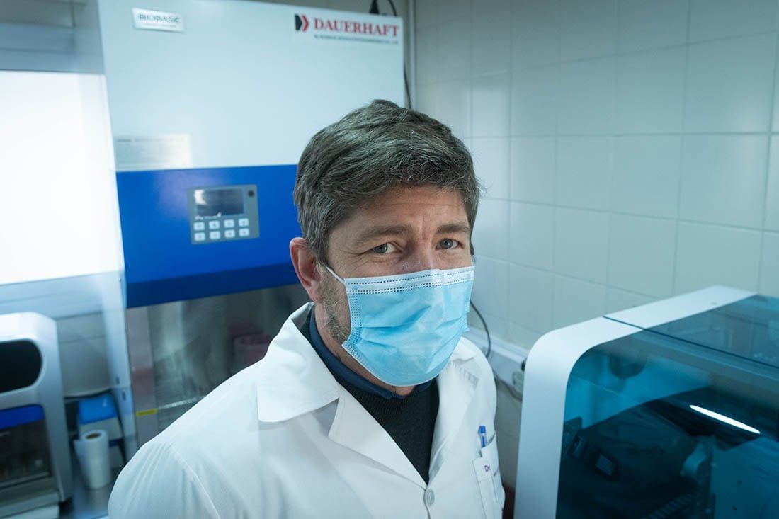 Nicolás Allendes, bioquímico del Hospital El Carmen -