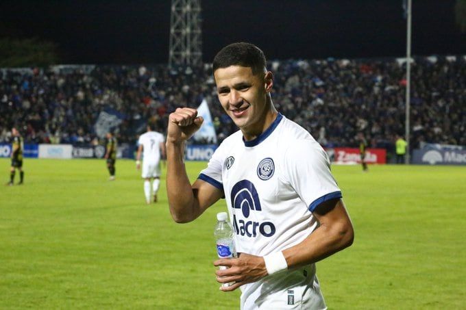 Detonador. El “Paragua” Arce anotó 22 de los 42 goles que lleva la Lepra en la temporada. Una bestia de área. 