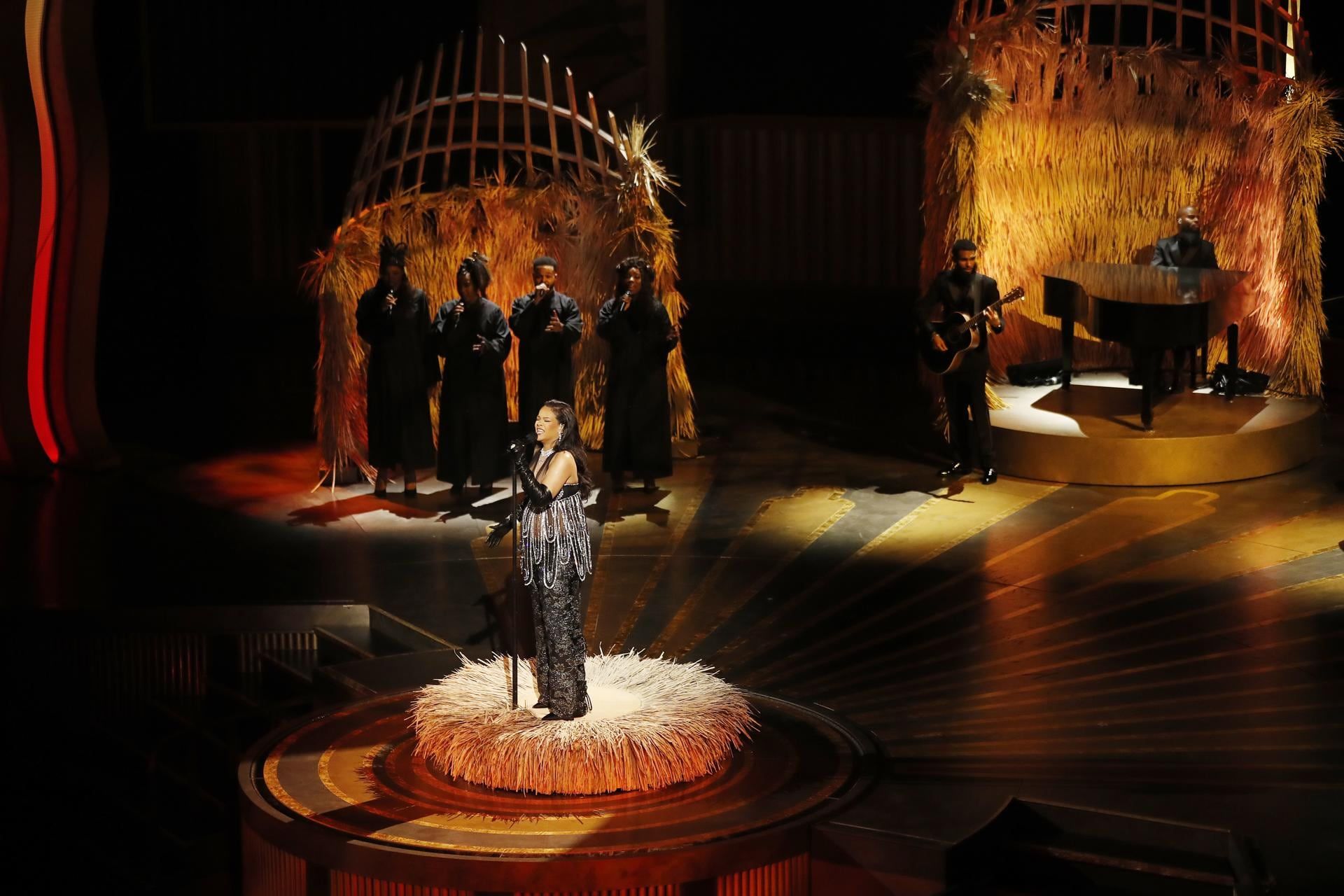 Rihanna actuó en la 95ª ceremonia anual de los Premios de la Academia en el Dolby Theatre de Hollywood, Los Ángeles, California, EE.