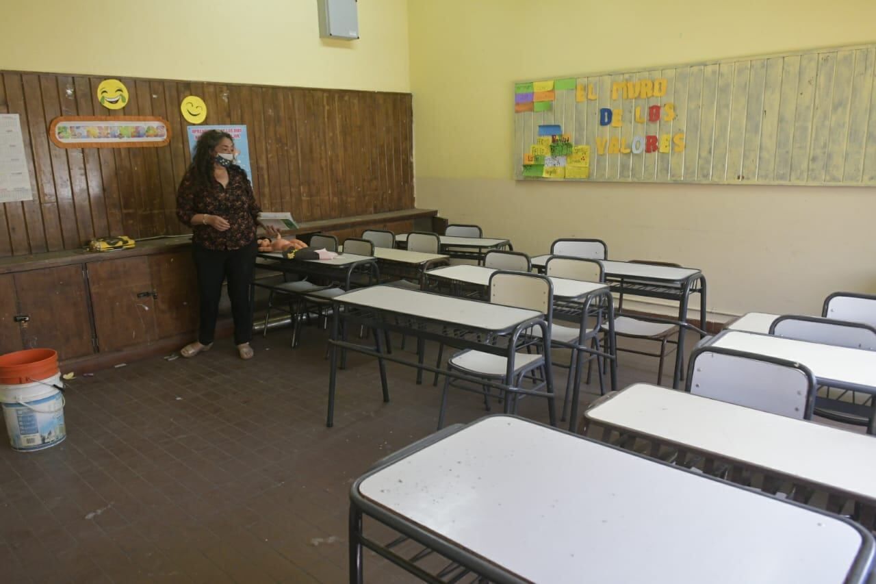 Destrozos y más destrozos en la escuela Guaymaré, blanco de la delincuencia. / Orlando Pelichotti