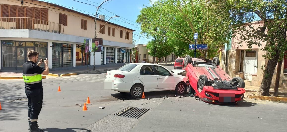 Dos autos chocaron y uno quedó dado vuelta en calle Correa Saá - Foto Ariel Querini