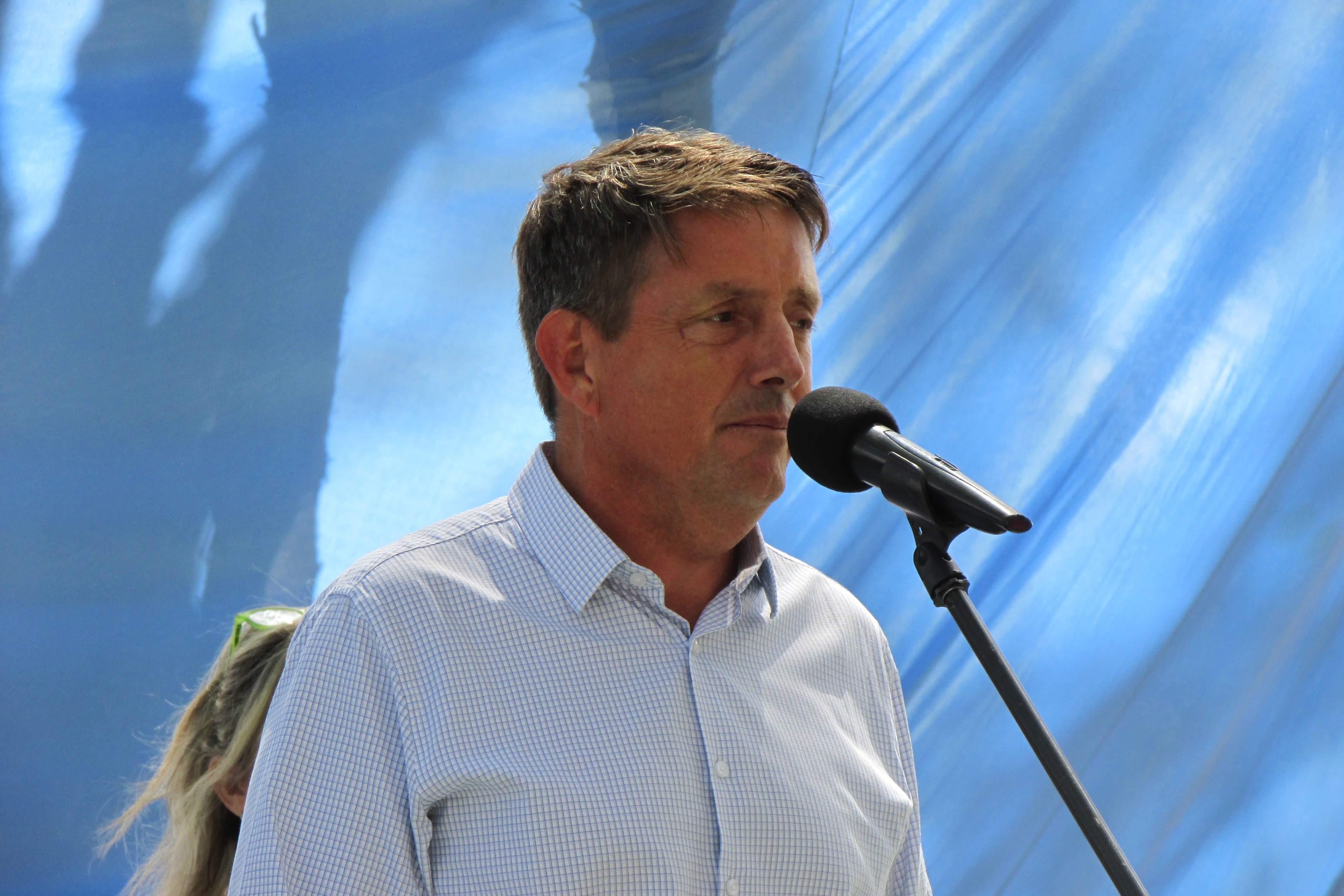 “Trabajamos todos los días para que ustedes sean mejores productores”, dijo minutos antes, de esta charla exclusiva con Los Andes, en el escenario dispuesto para los oradores en el Almuerzo de los pequeños productores y viñateros, en el INTA.